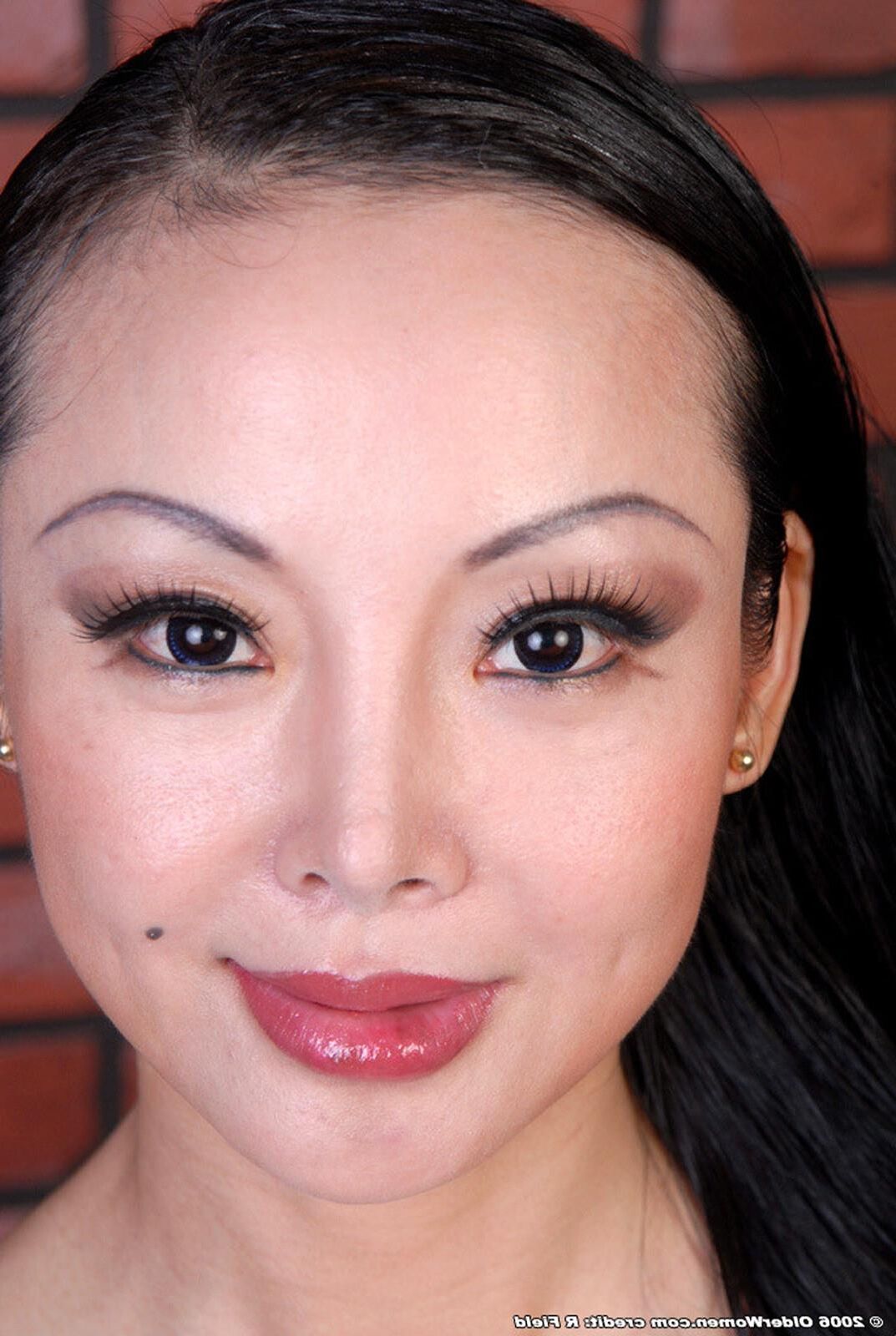 Ange Venus Busty Taiwanese, die in Schwarz gekleidet ist