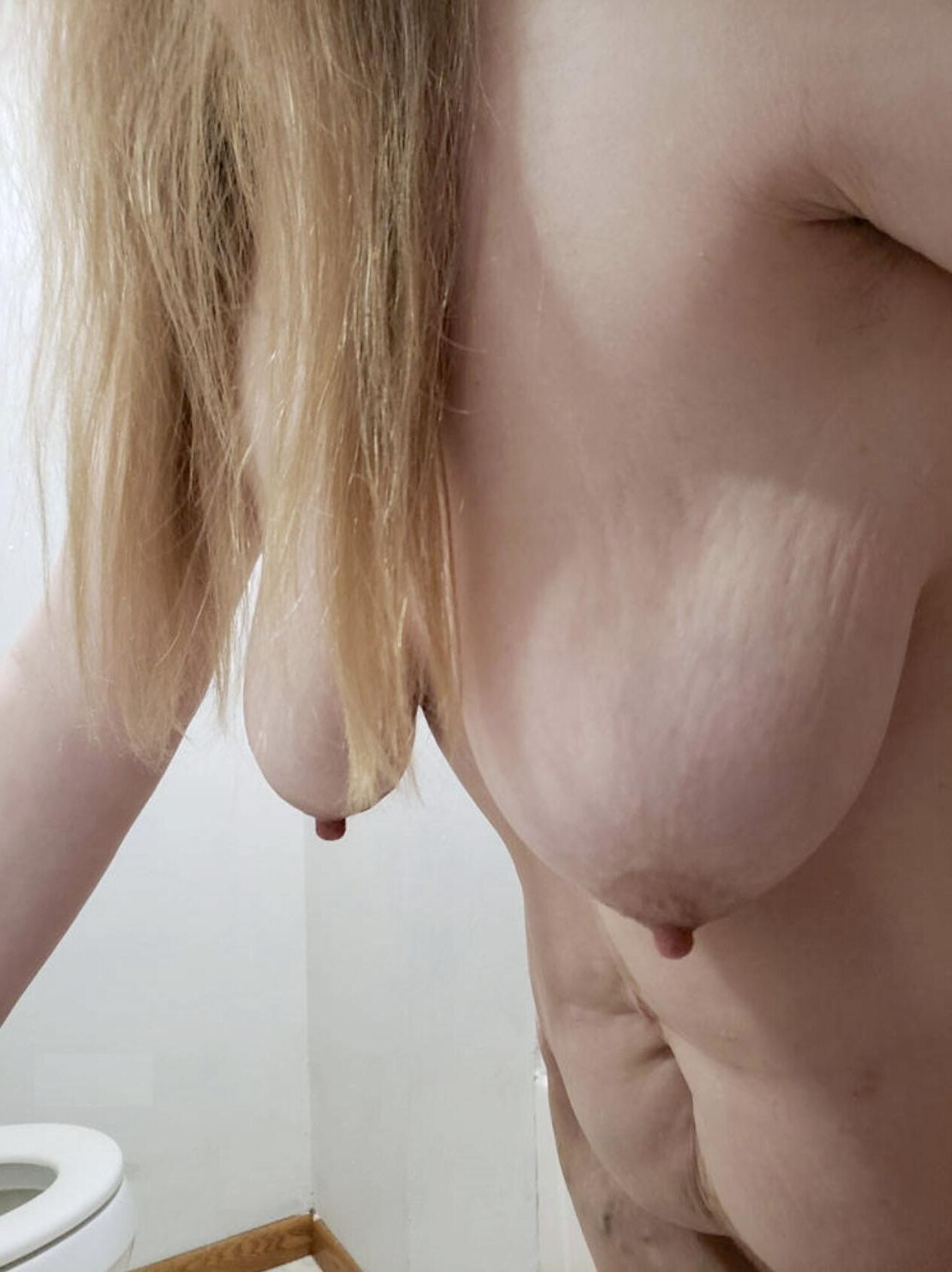Las tetas tan caídas de sus pezones apuntan