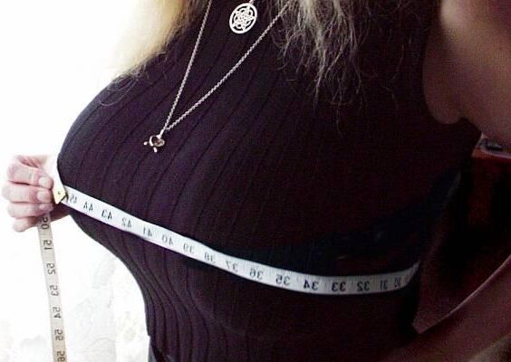 Chicas que miden sus grandes y grandes tetas
