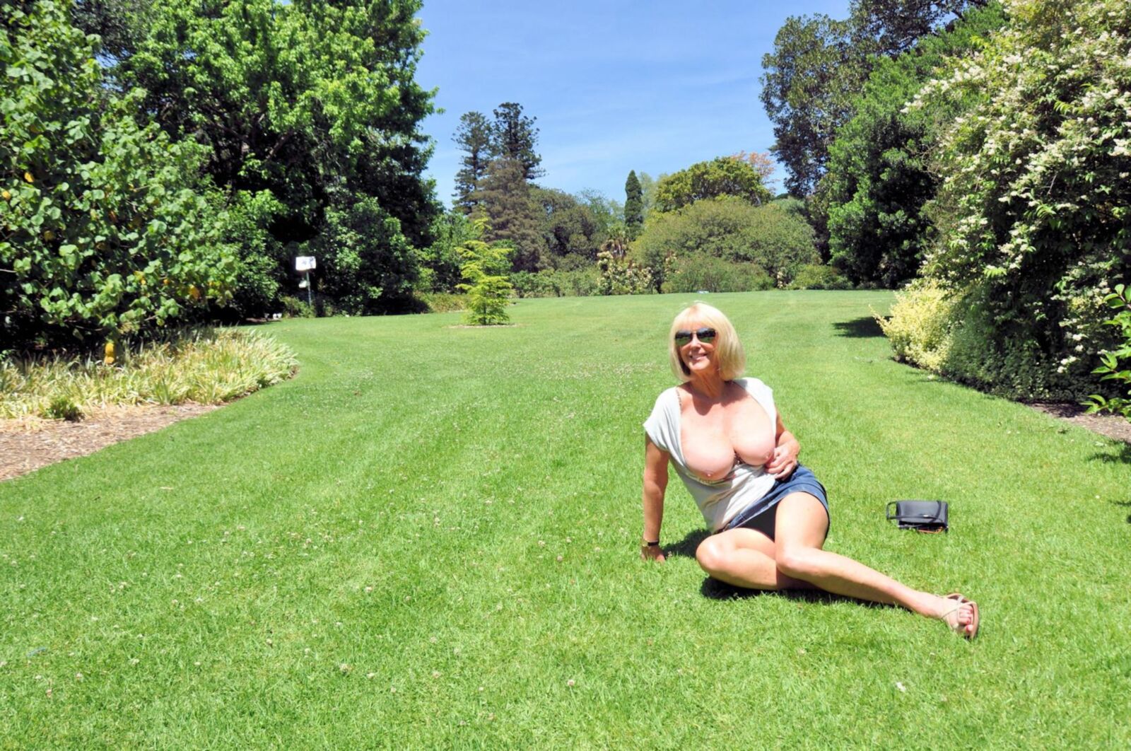 ❤ fue una dama sexy di@ne😍frolics en los jardines👩💋!