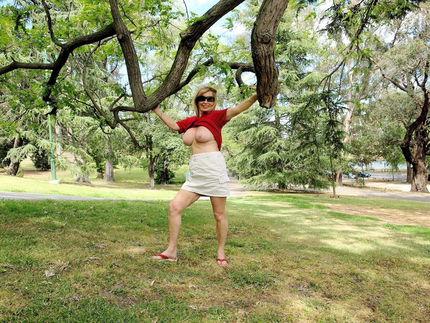 ❤ fue una dama sexy di@ne😍frolics en los jardines👩💋!