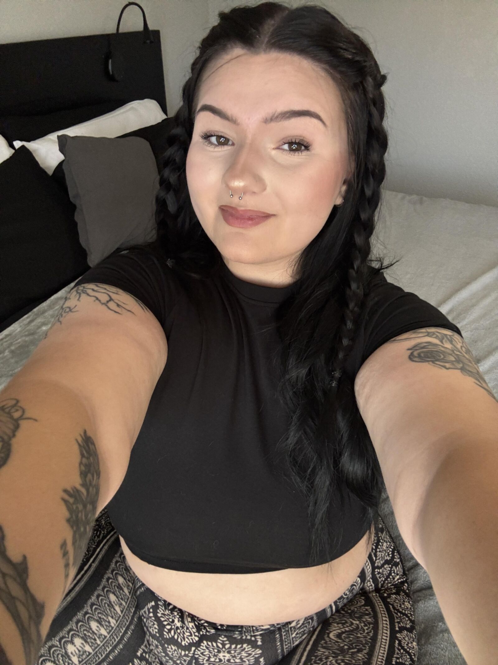 Renea Big Ass Big Boobs brunette bbw fille mixtes