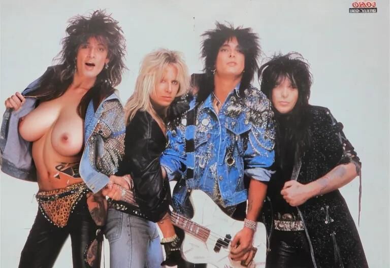 Banda de rock Motley Crue con enormes tetas