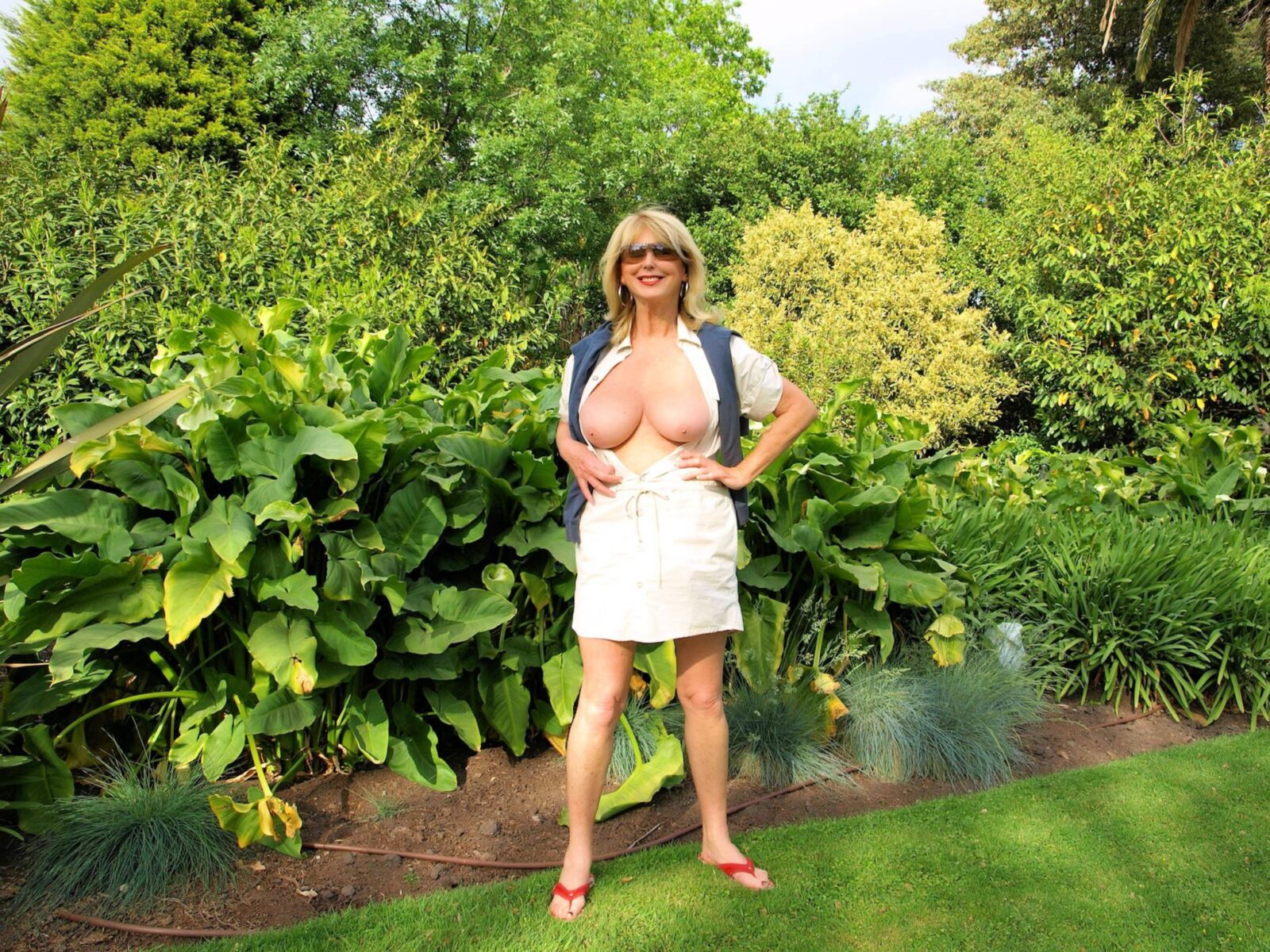 ❤ fue una dama sexy di@ne😍frolics en los jardines👩💋!