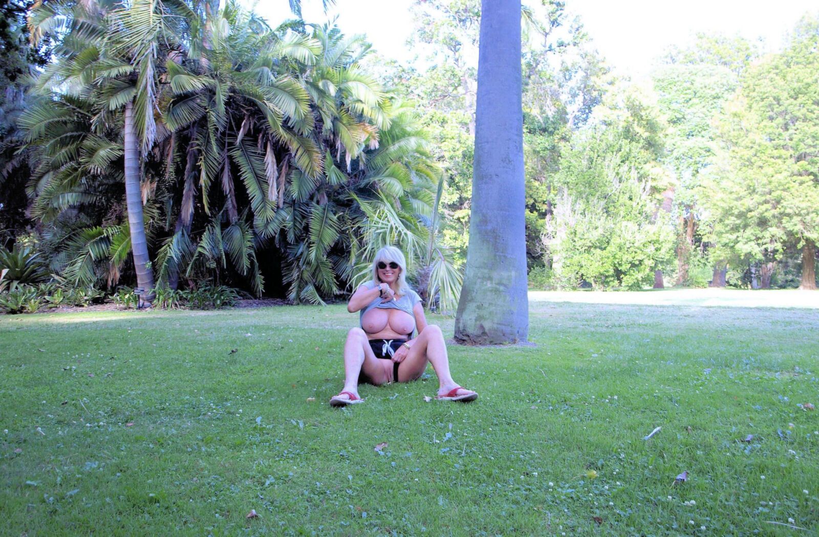 ❤ fue una dama sexy di@ne😍frolics en los jardines👩💋!