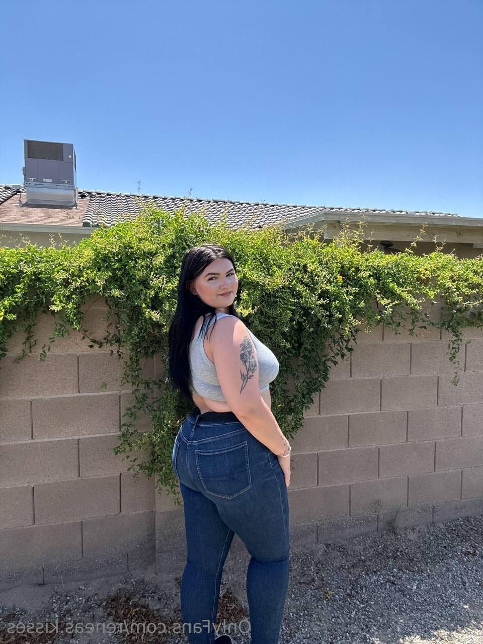 Renea Big Ass Big Boobs brunette bbw fille mixtes