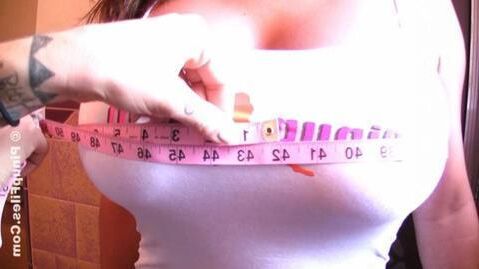 Chicas que miden sus grandes y grandes tetas