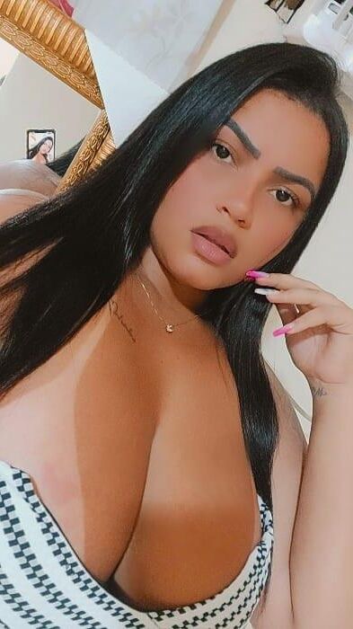 Marcella brasileña Big Boobs nn