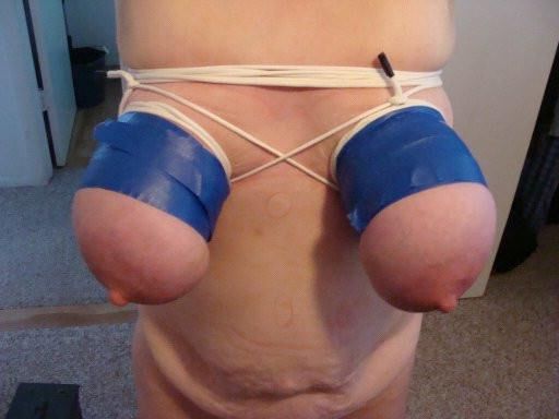 Tetas atadas y abusadas