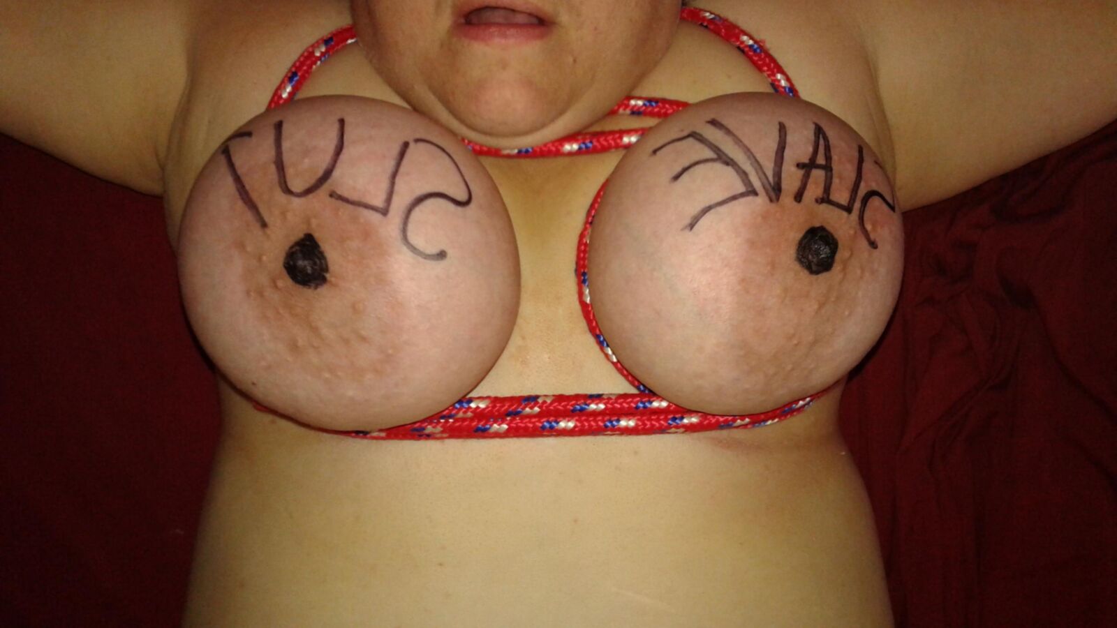Tetas atadas y abusadas