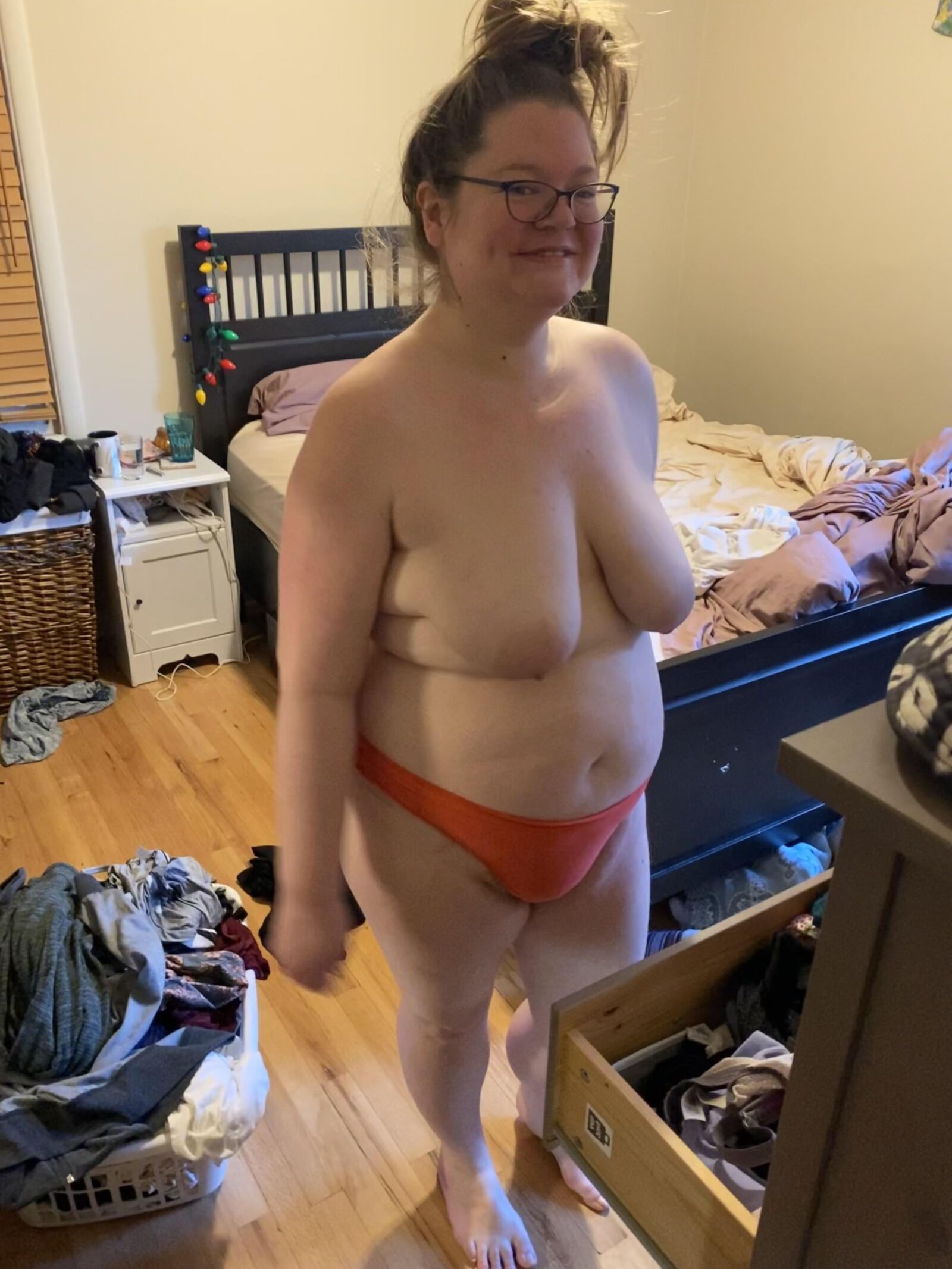 Grandes tetas gordas, mamá puta con coño peludo y pechos flacos