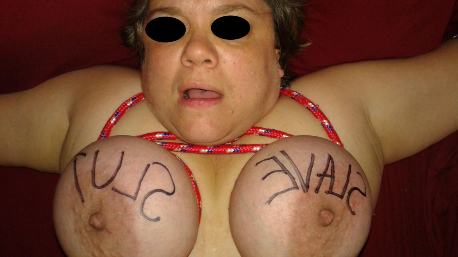 Tetas atadas y abusadas