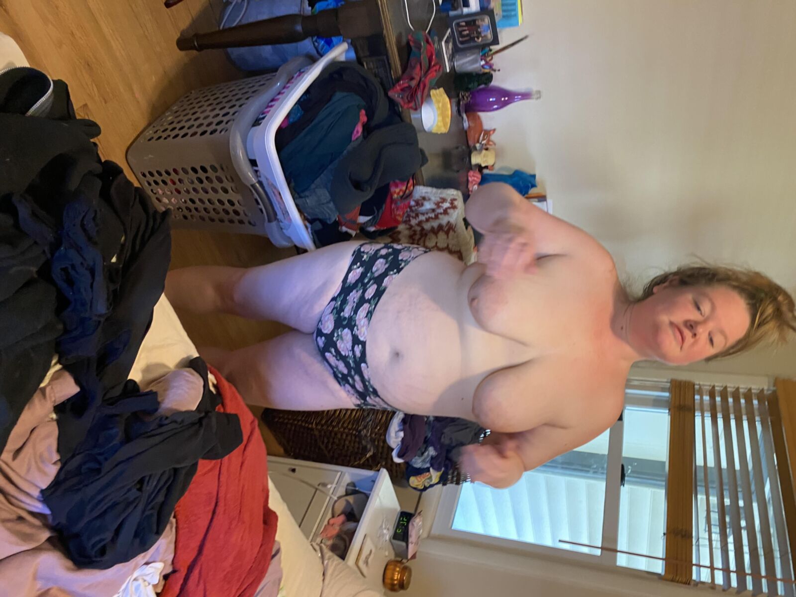 Grandes tetas gordas, mamá puta con coño peludo y pechos flacos