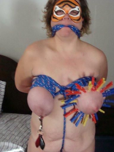 Tetas atadas y abusadas