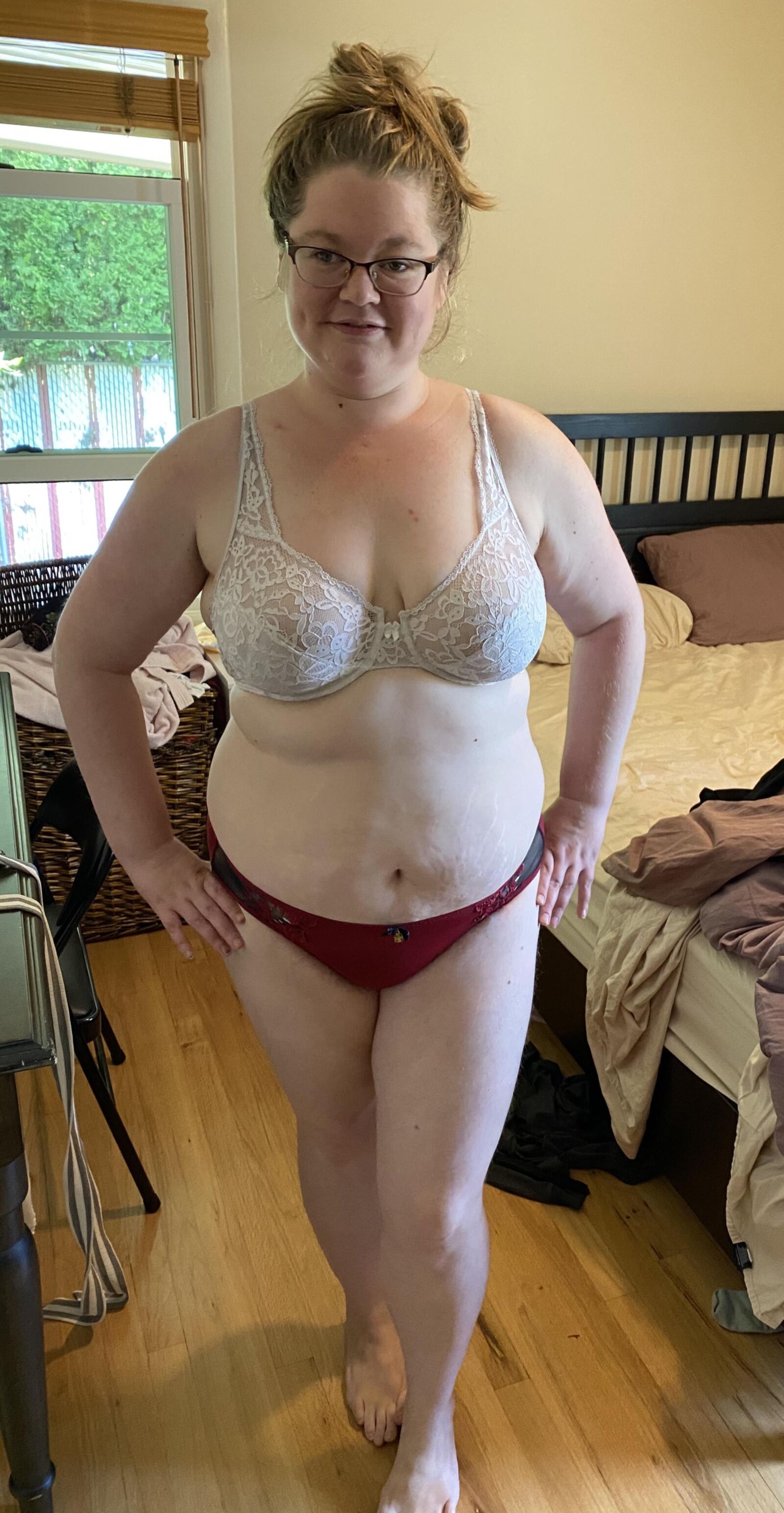 Grandes tetas gordas, mamá puta con coño peludo y pechos flacos