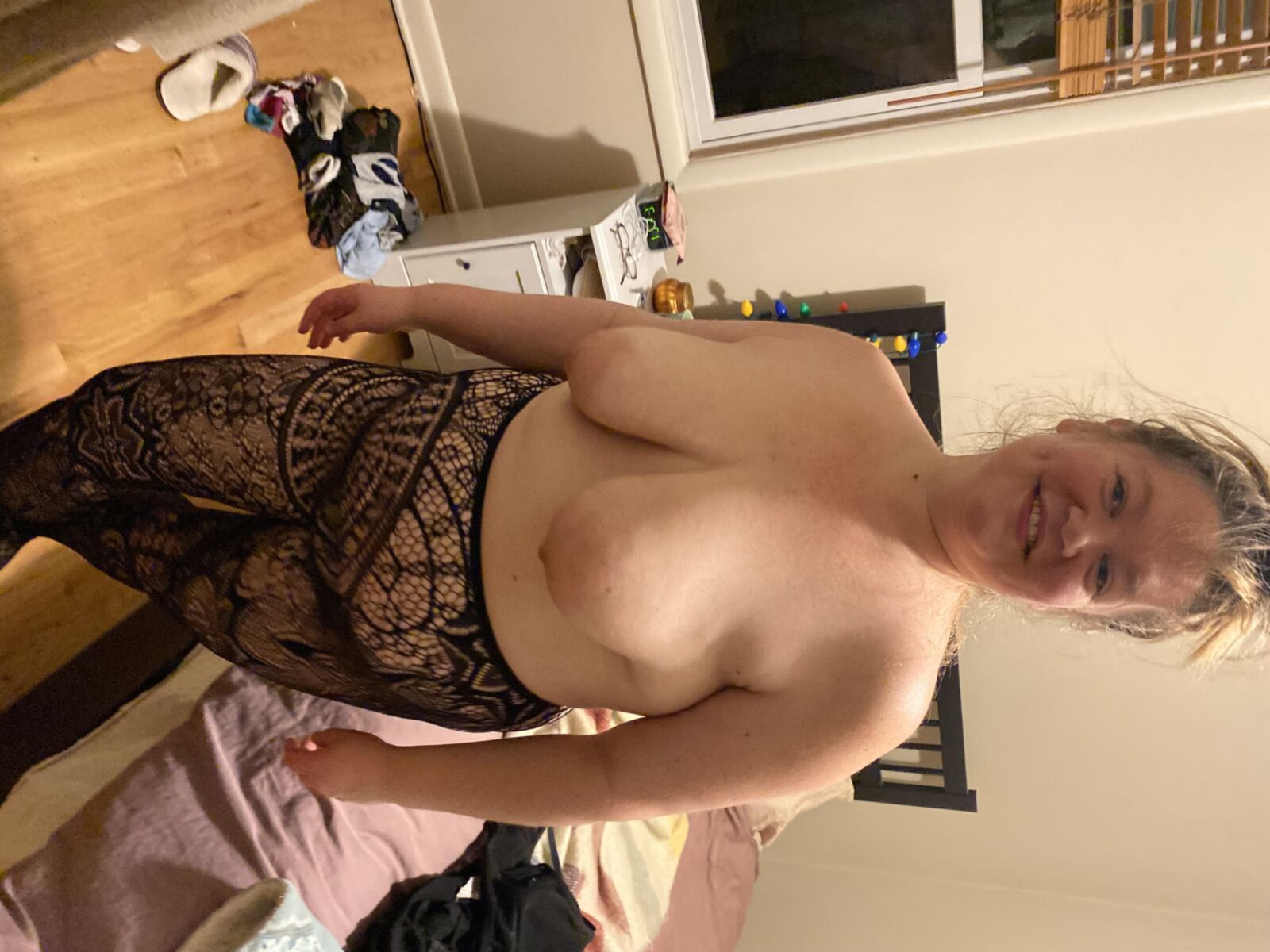 Grandes tetas gordas, mamá puta con coño peludo y pechos flacos