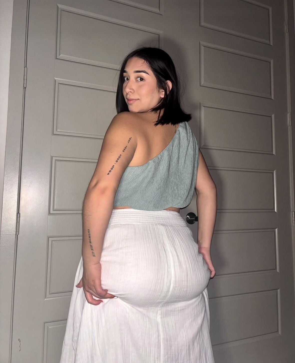 Eileen Big Ass se peitos grandes Curvy Latina Girl Mixed Hot Photos