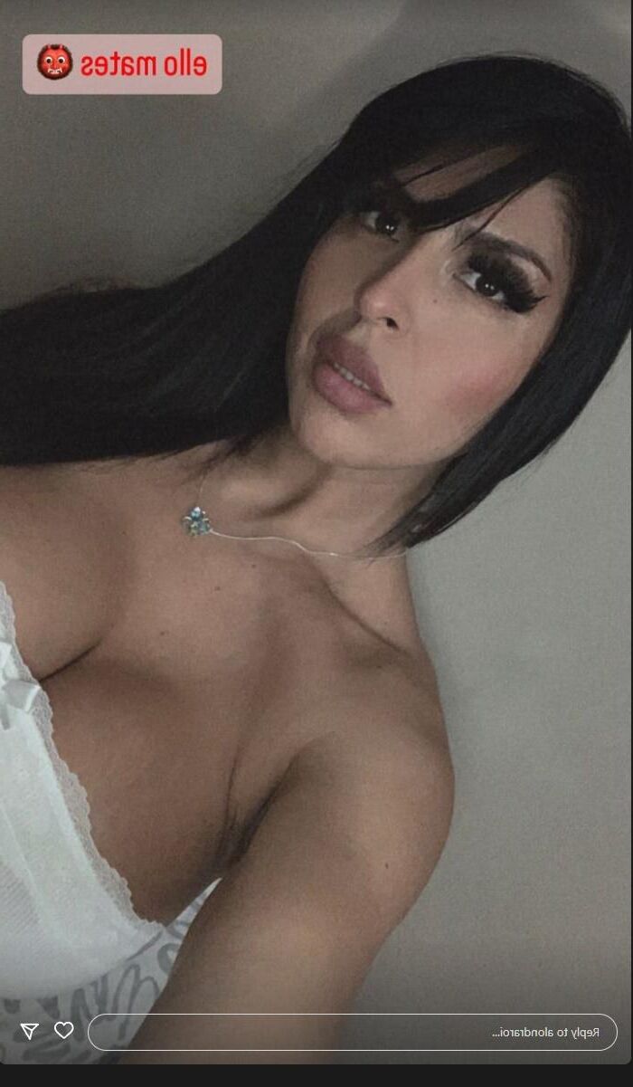 Activiste végétalien d'Alondra Roi avec des seins de silicium géants et un cul fou