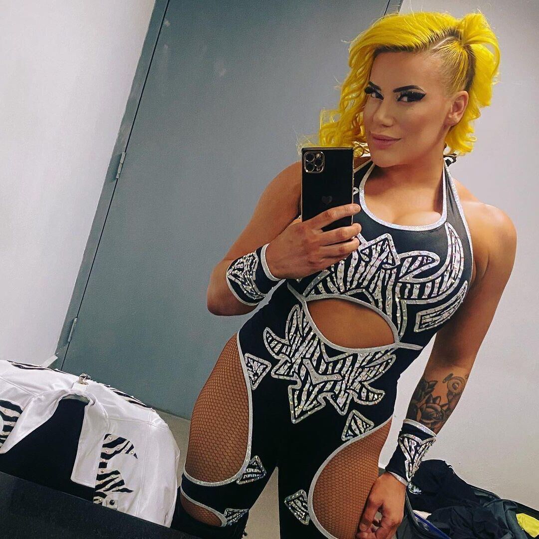 Taya Valkyrieはバービーレスラーを積み重ねました