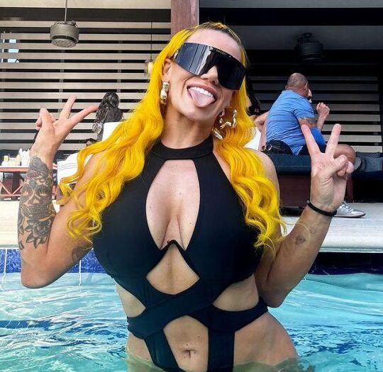Taya Valkyrieはバービーレスラーを積み重ねました