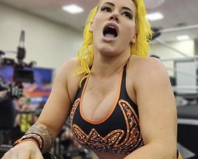 Taya Valkyrieはバービーレスラーを積み重ねました