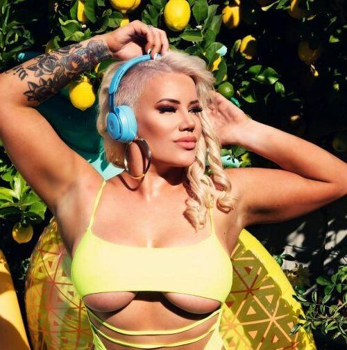 Taya Valkyrieはバービーレスラーを積み重ねました