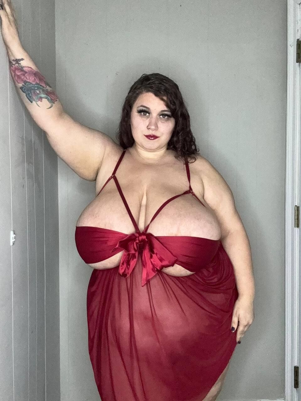 巨大なTIT BBWと彼らがどのように服を着るべきか。