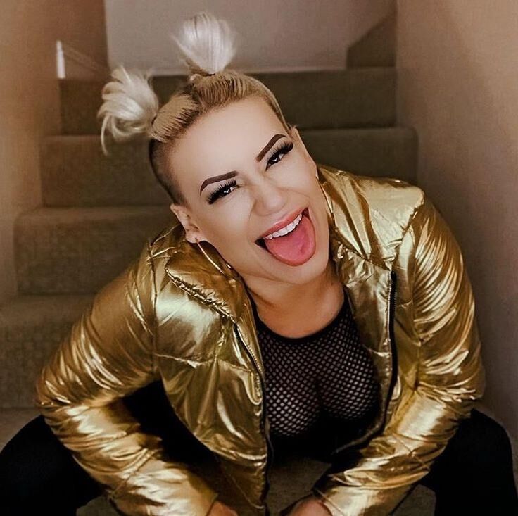 Taya Valkyrieはバービーレスラーを積み重ねました