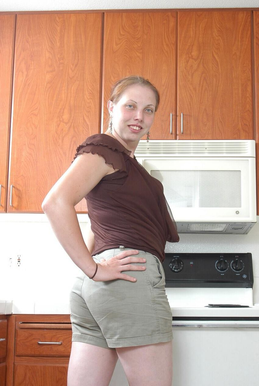 Hell Phat Assed Teen mit großen Titten und kahle Fotze Natalie