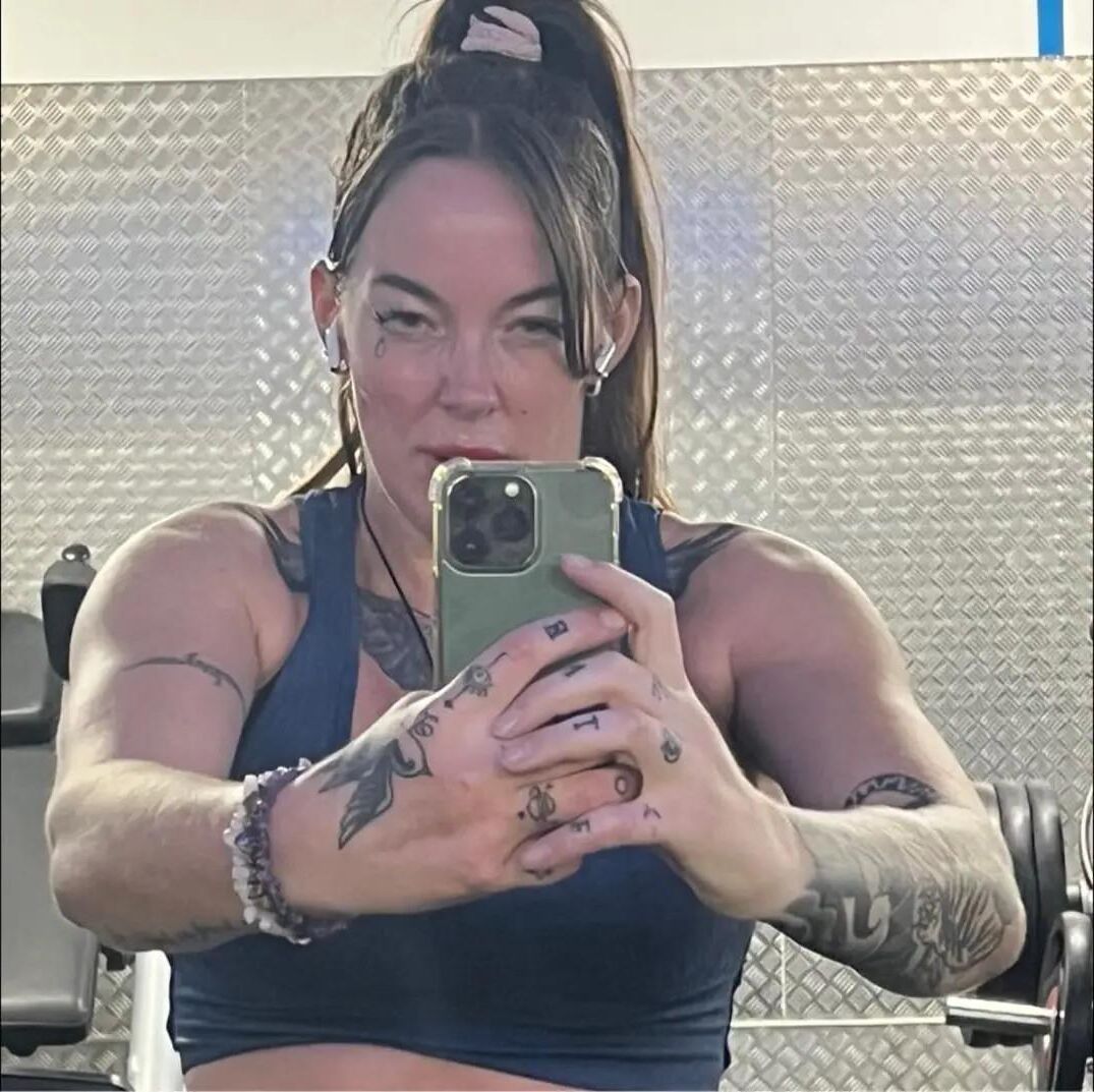  UK Dominant Bodybuilder Pauline I worship! 