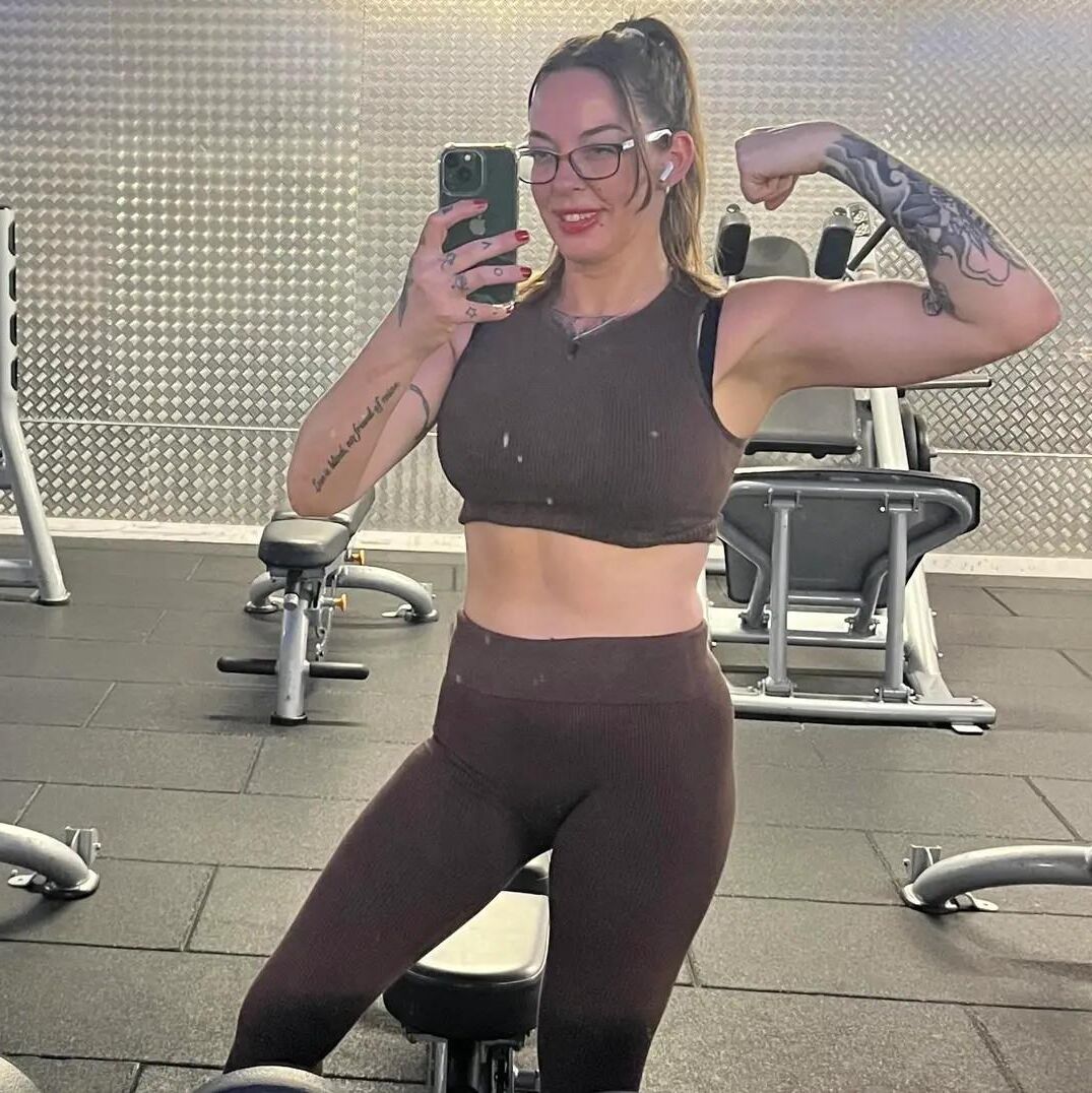  UK Dominant Bodybuilder Pauline I worship! 
