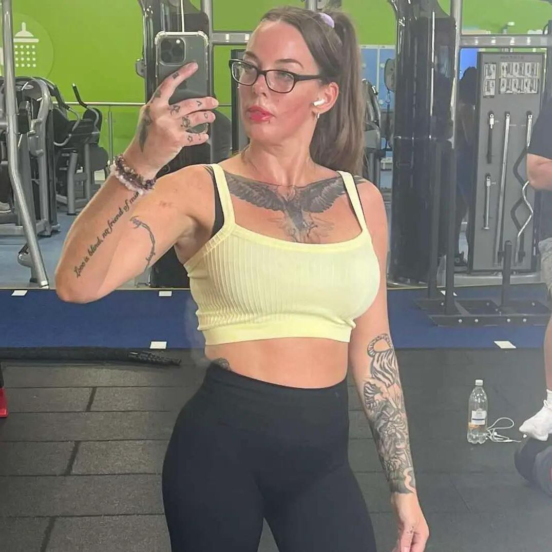  UK Dominant Bodybuilder Pauline I worship! 