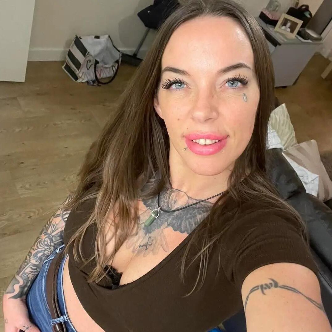  UK Dominant Bodybuilder Pauline I worship! 