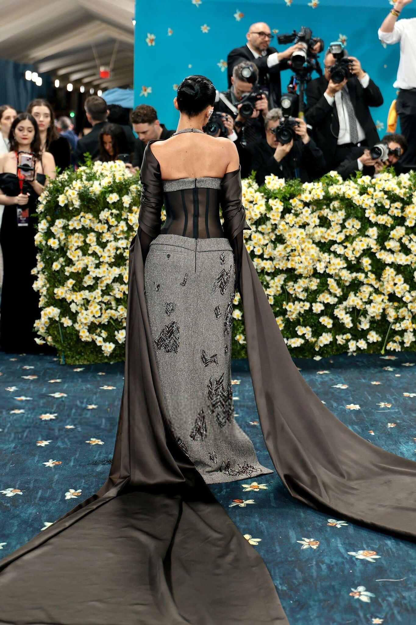 Kylie Jenner Walks Met Gala Carpet