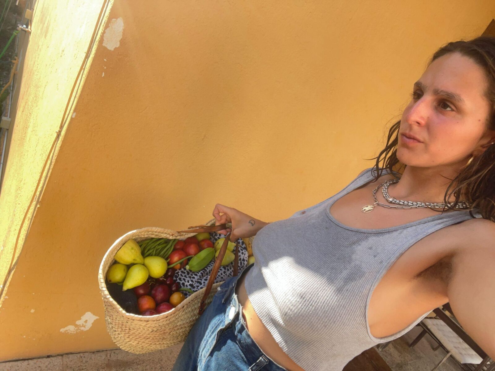 Le corps naturel et sinueux de Luna et les seins magnifiques