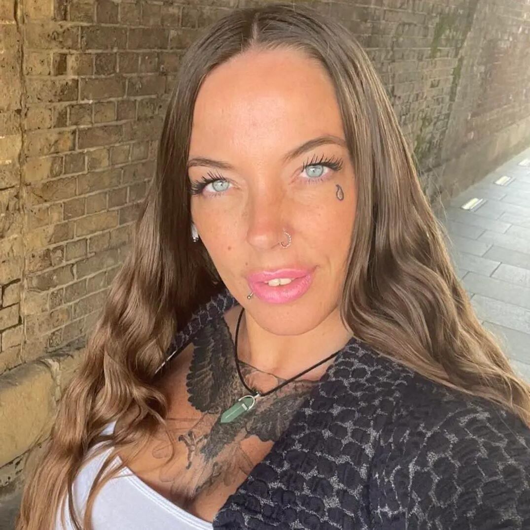  UK Dominant Bodybuilder Pauline I worship! 