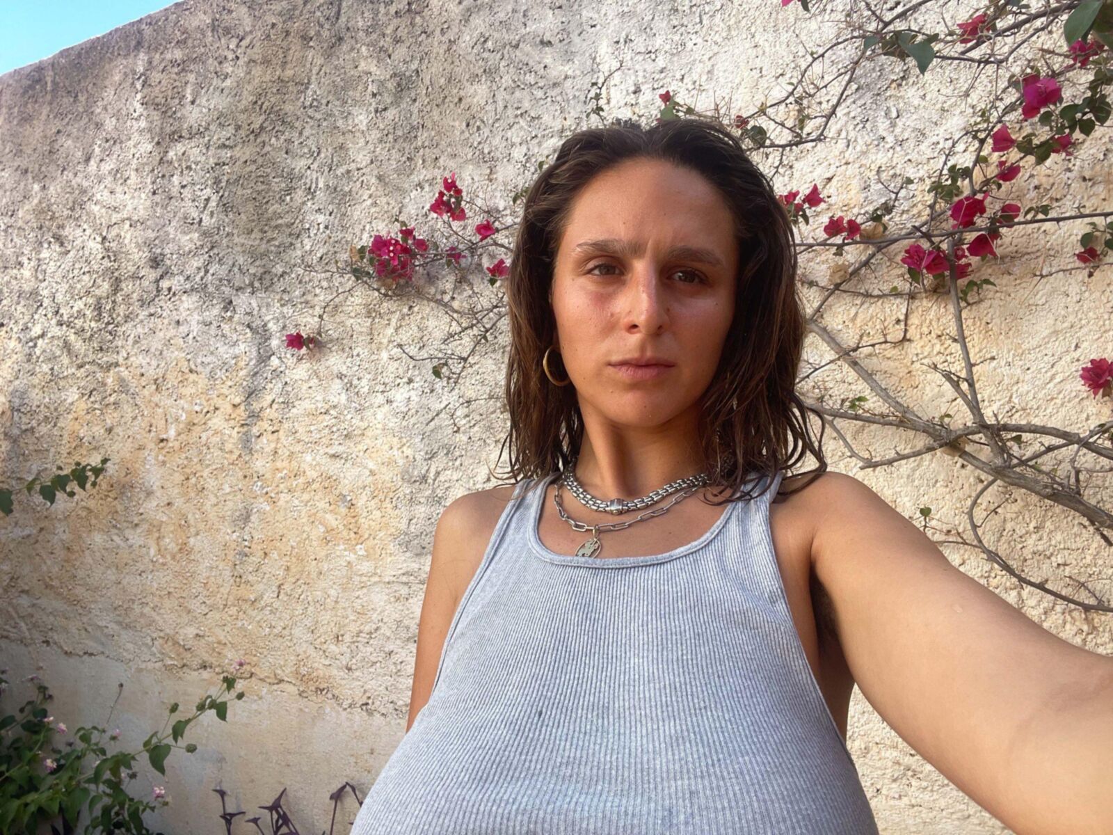 Le corps naturel et sinueux de Luna et les seins magnifiques