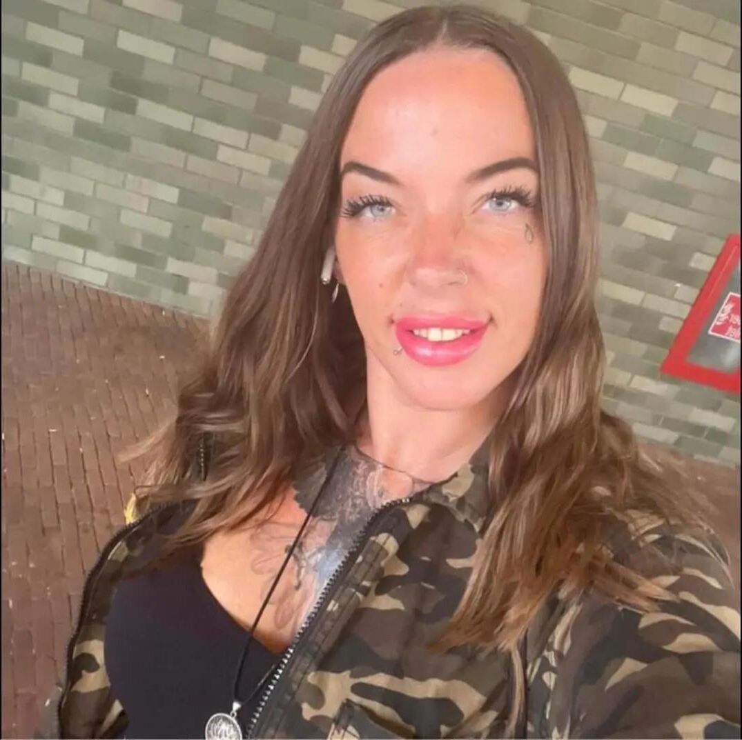  UK Dominant Bodybuilder Pauline I worship! 