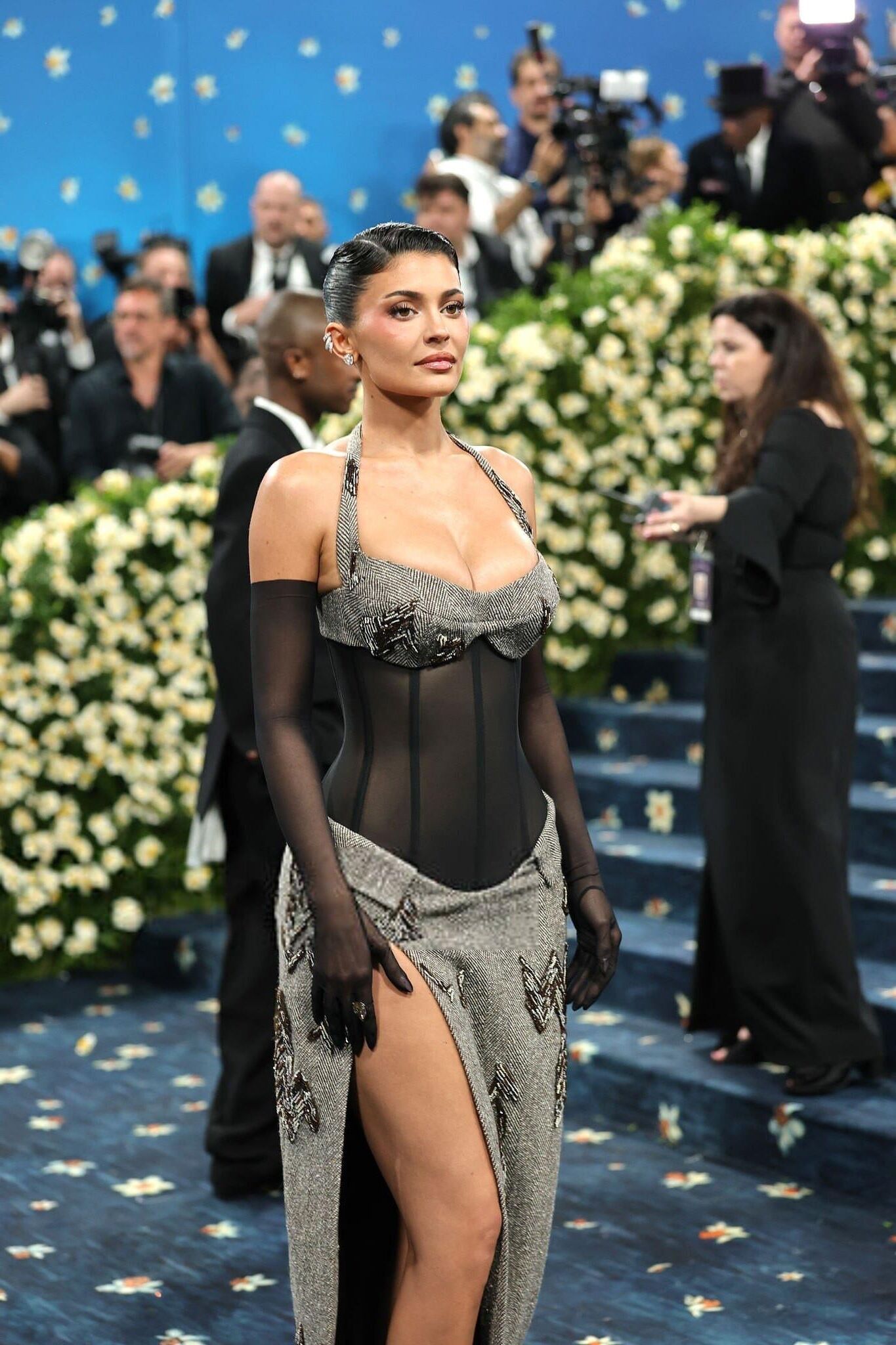 Kylie Jenner Walks Met Gala Carpet