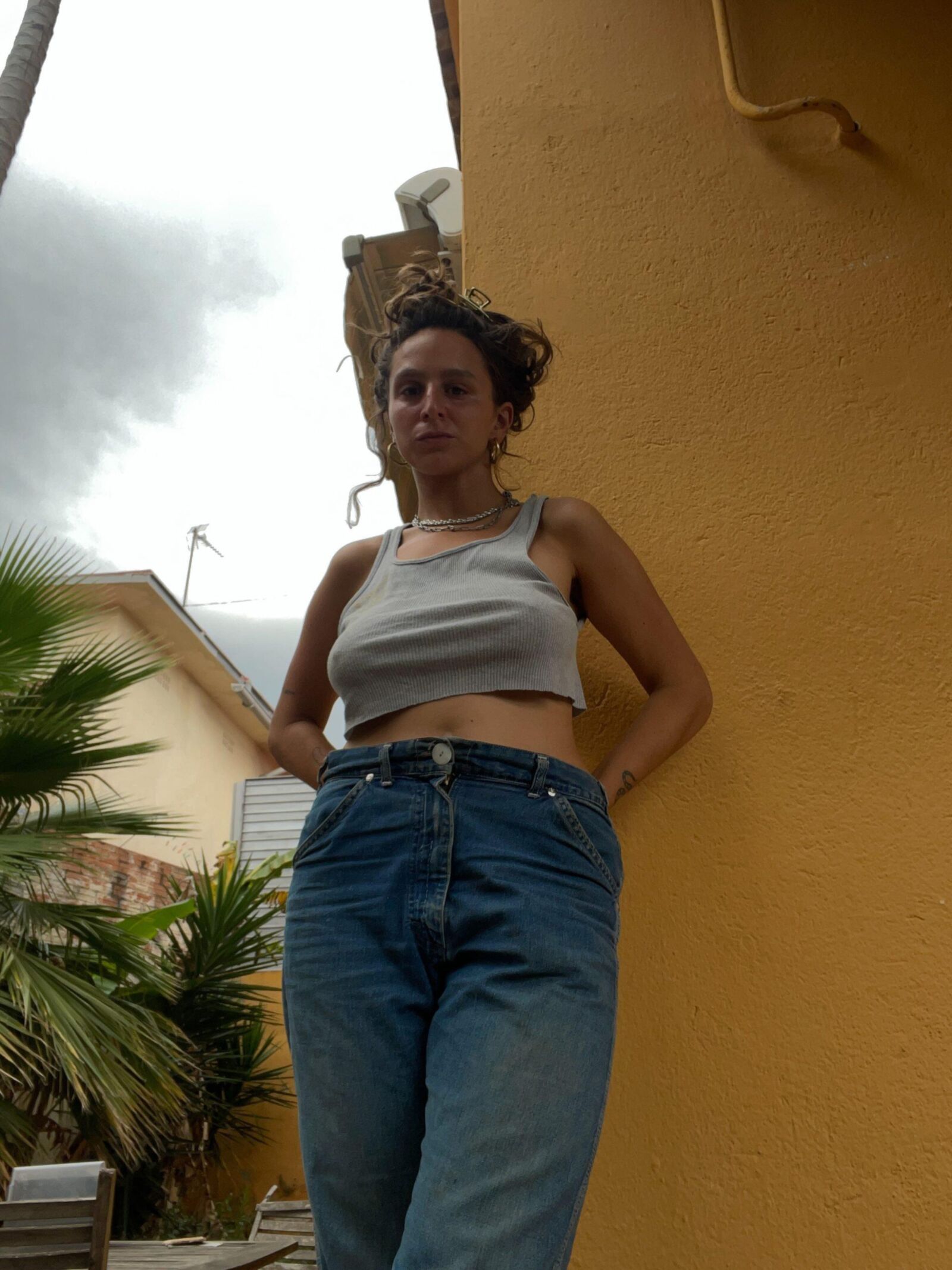 Le corps naturel et sinueux de Luna et les seins magnifiques