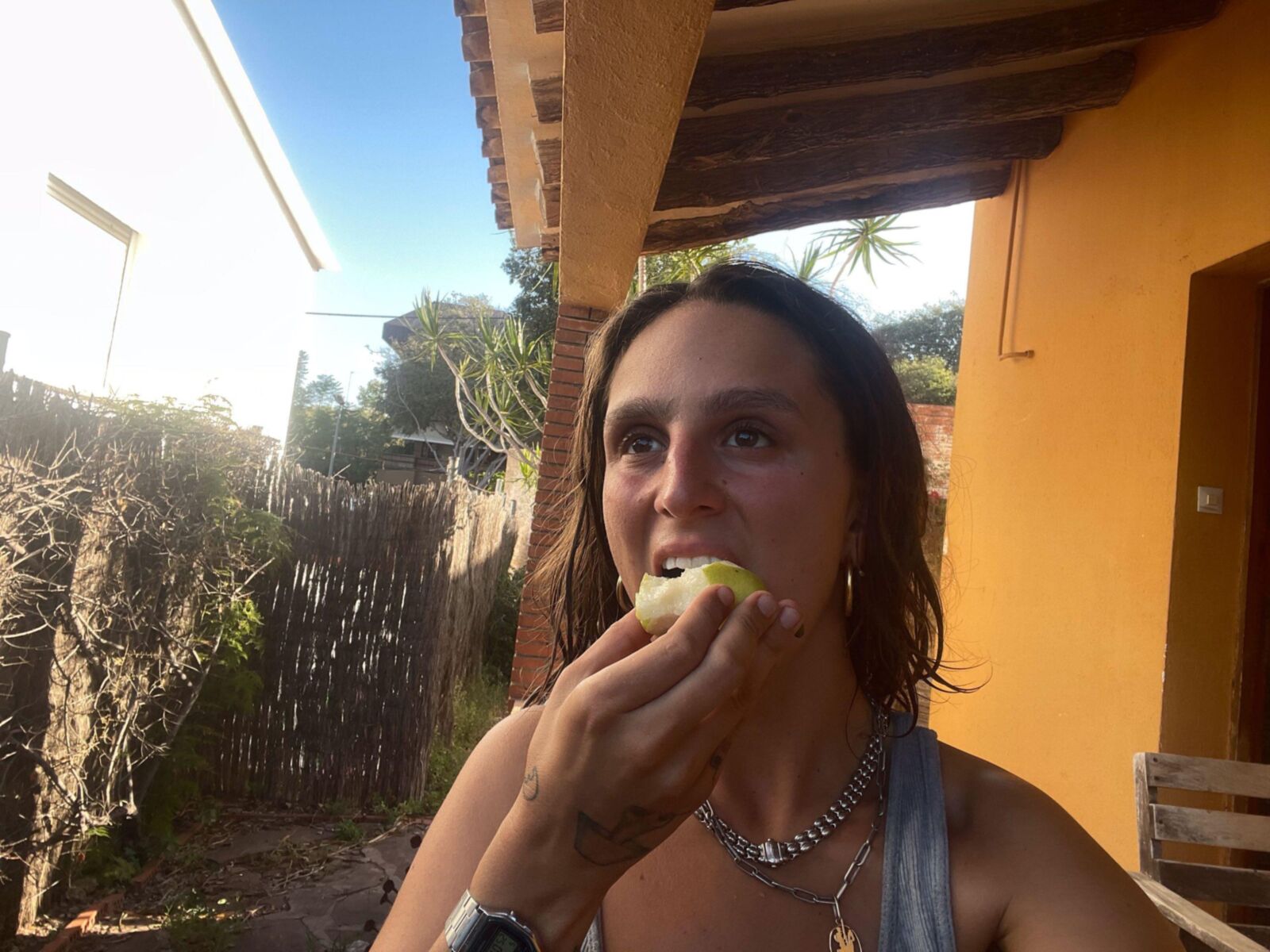 Le corps naturel et sinueux de Luna et les seins magnifiques