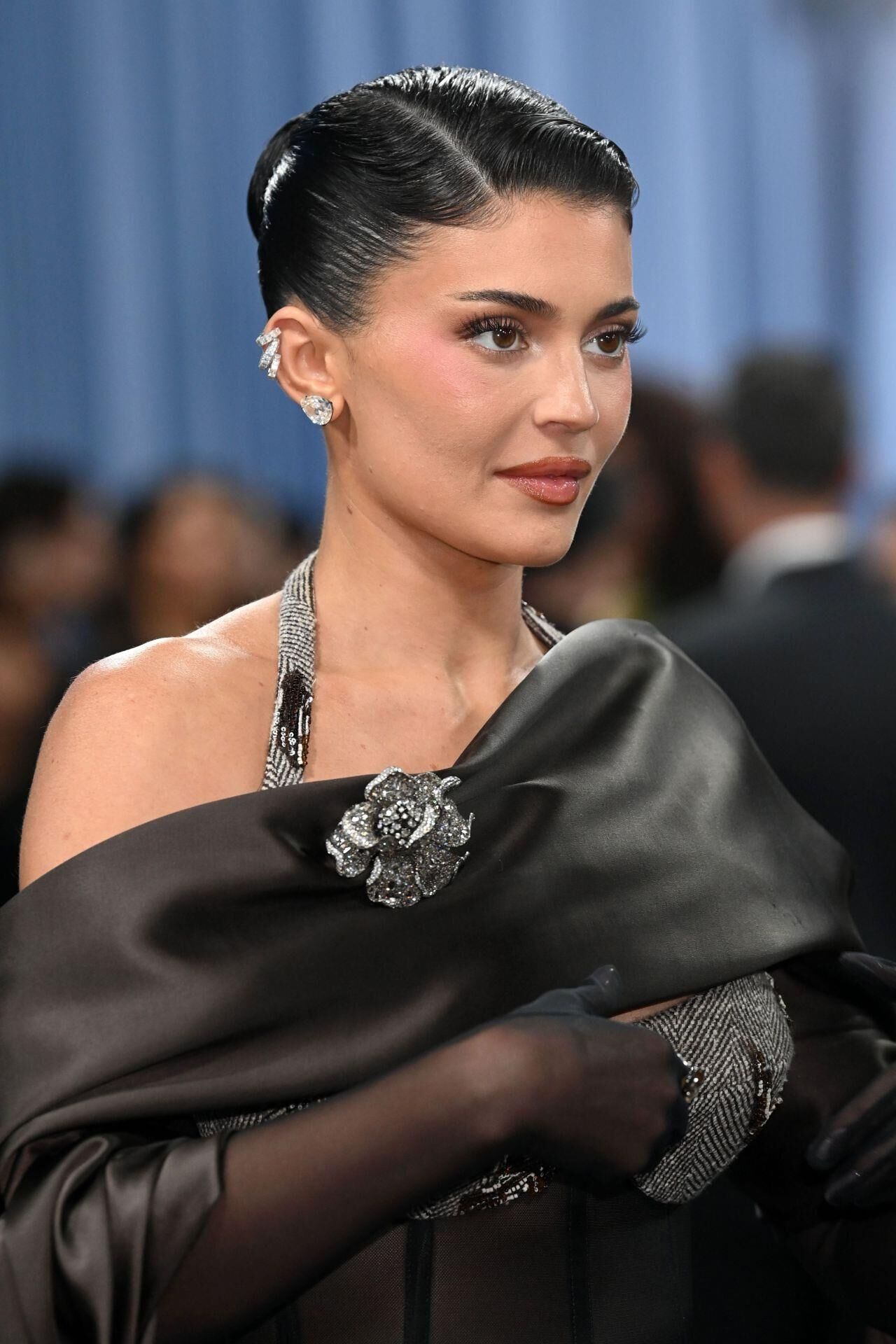 Kylie Jenner Walks Met Gala Carpet
