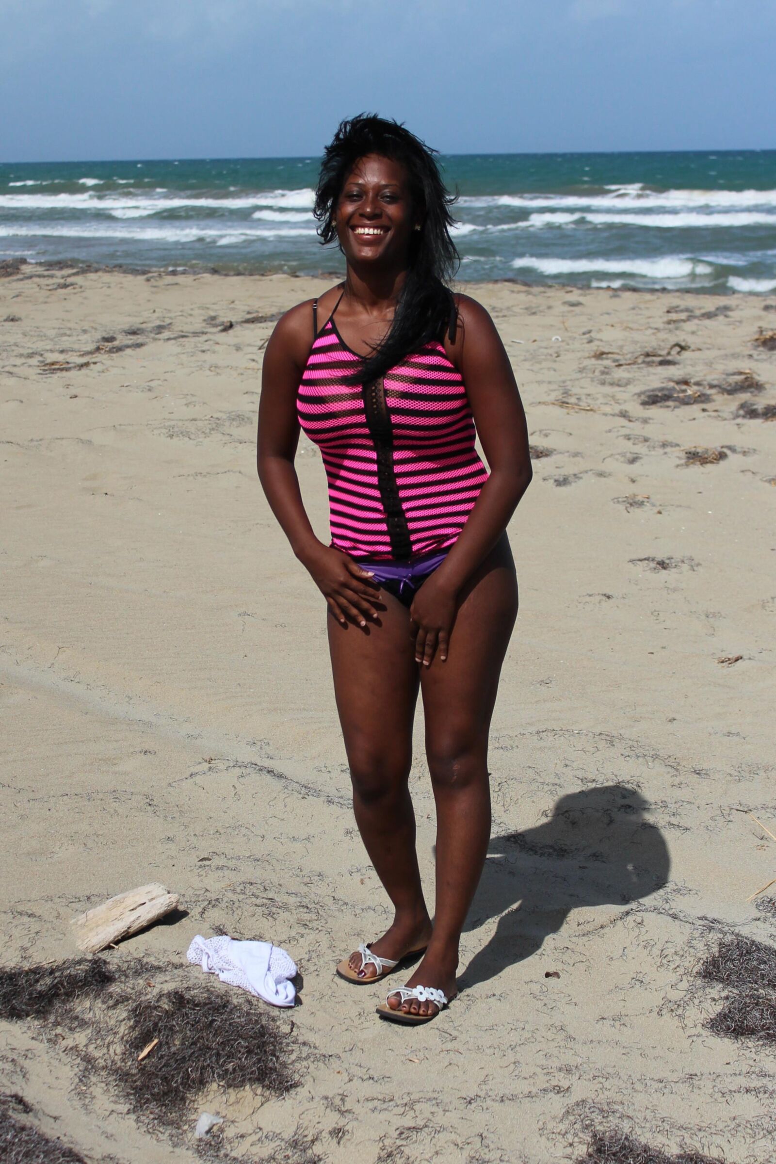 Nena tetona y perra negra se quita el sujetador en la playa