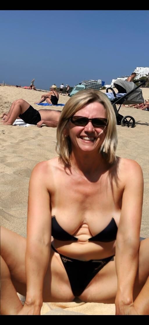 Schöne MILF am Strand