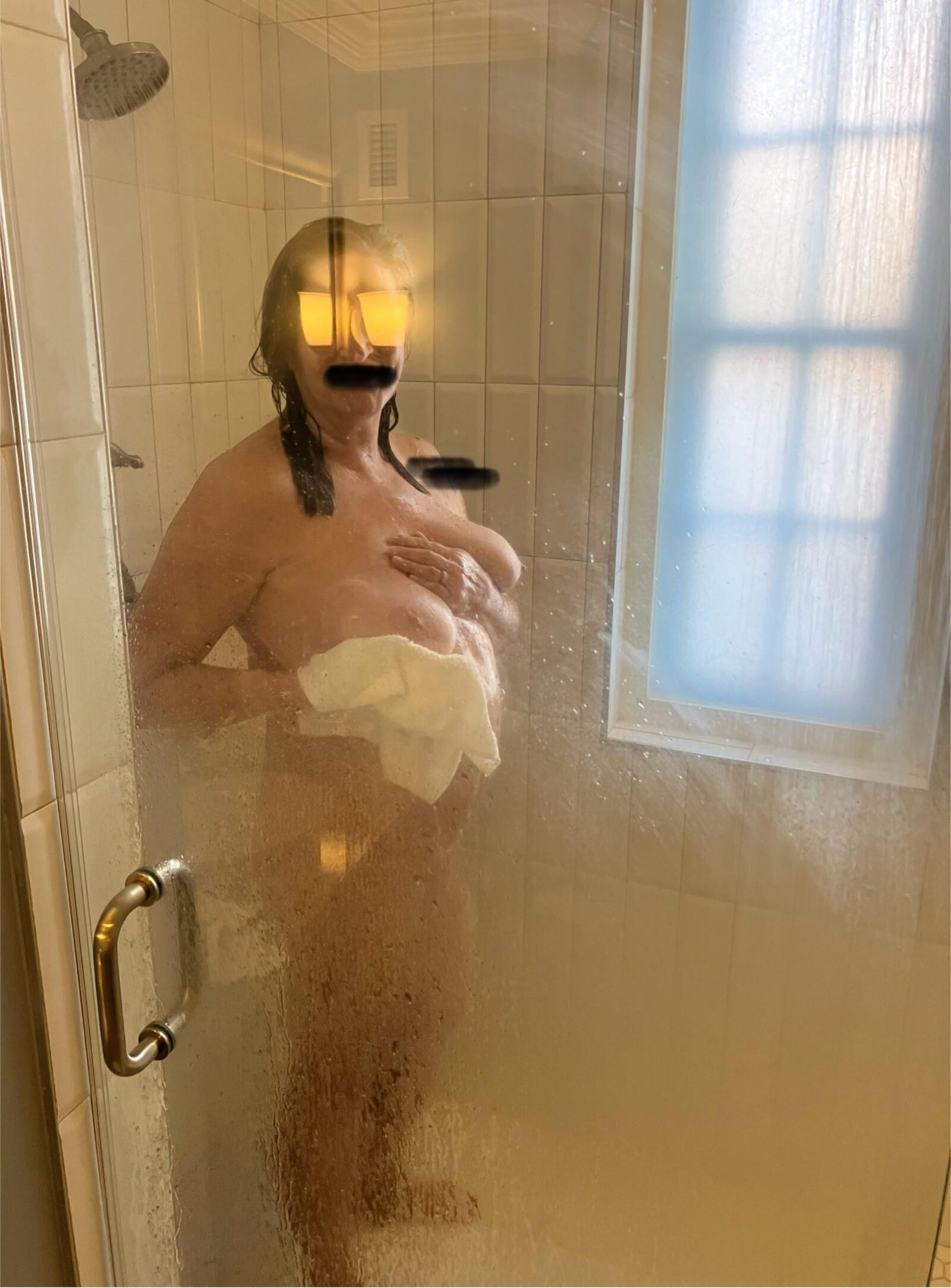 GF tomando banho e vestindo -se no nosso quarto