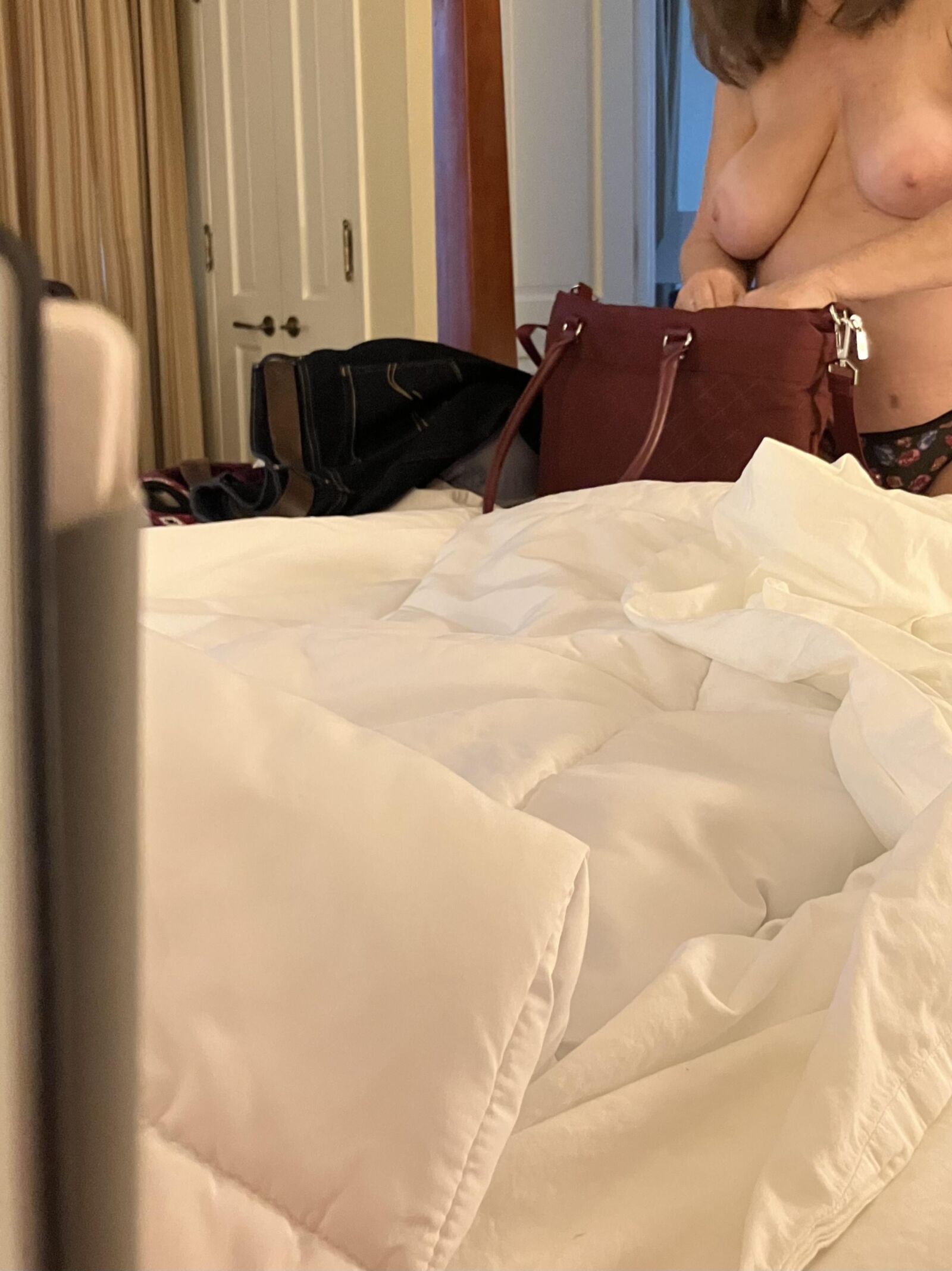 GF tomando banho e vestindo -se no nosso quarto