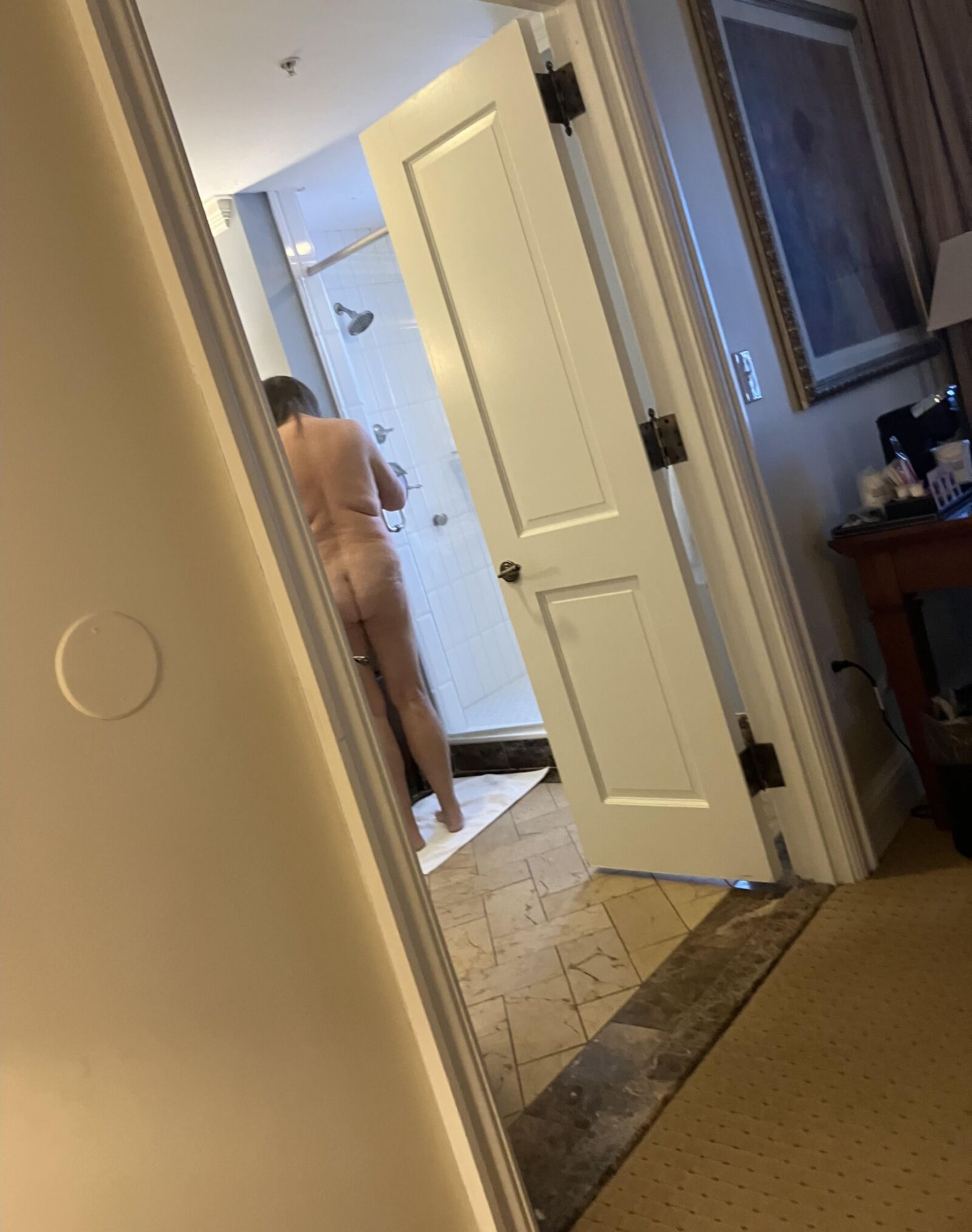 GF tomando banho e vestindo -se no nosso quarto