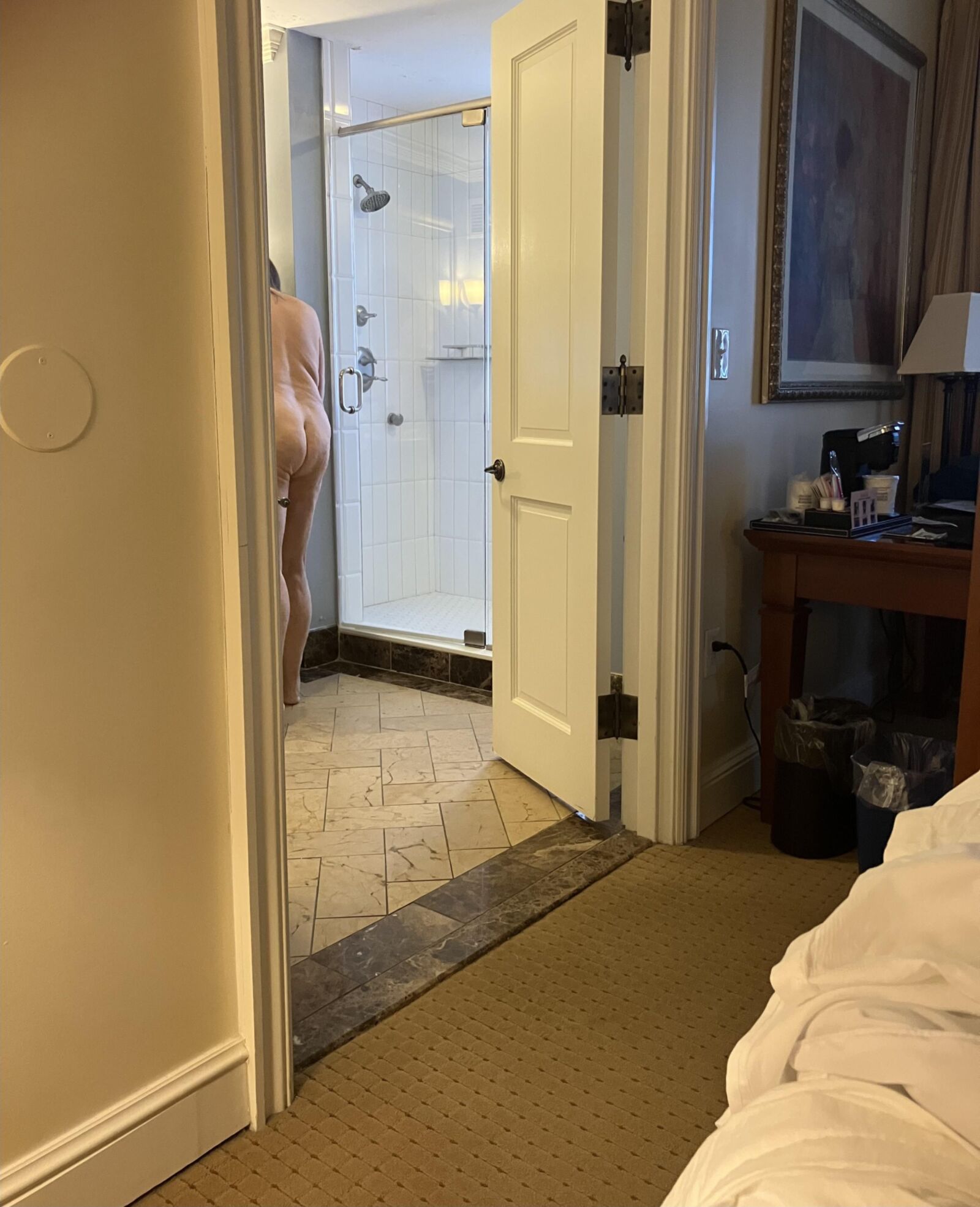 GF tomando banho e vestindo -se no nosso quarto