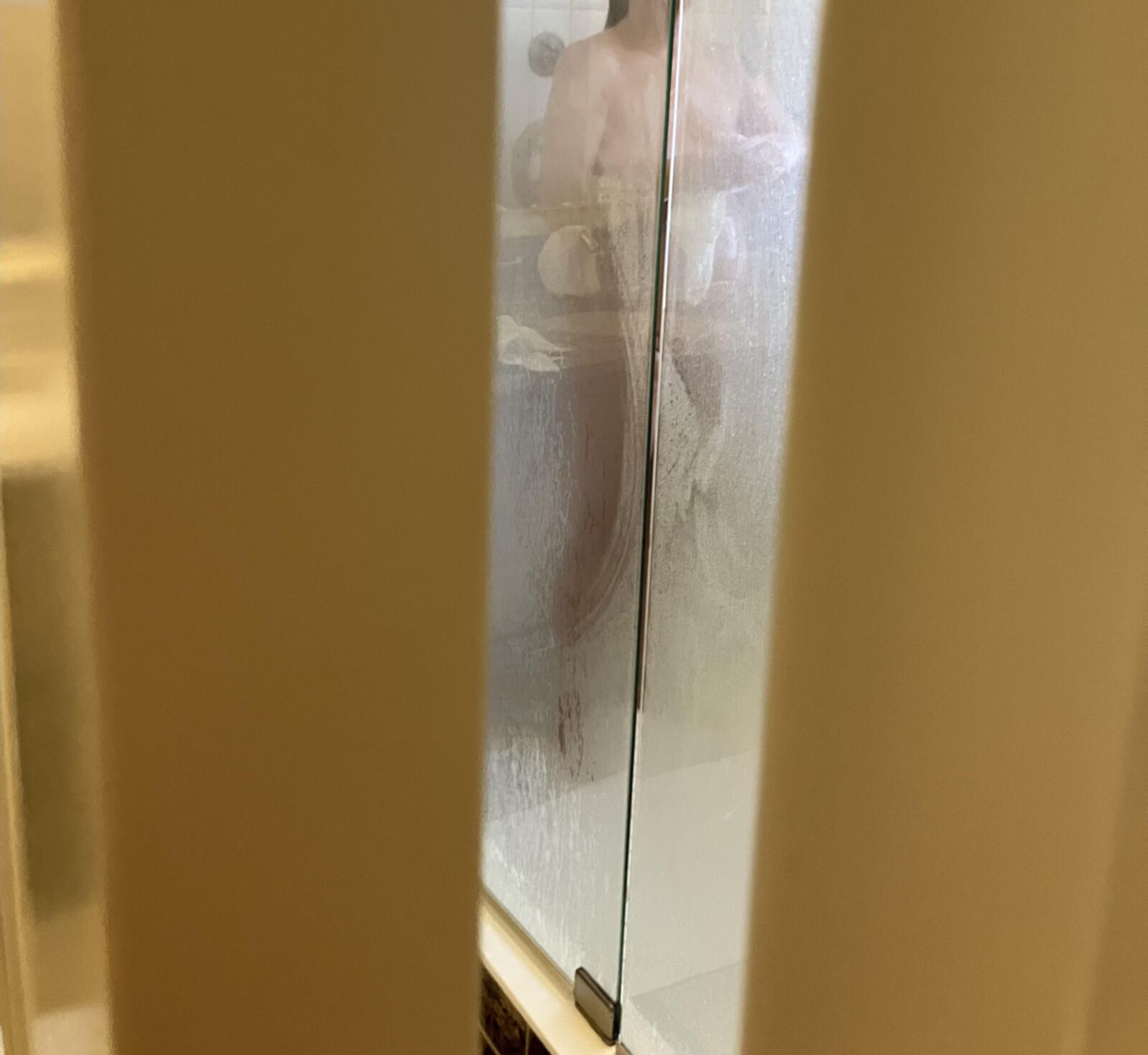 GF tomando banho e vestindo -se no nosso quarto