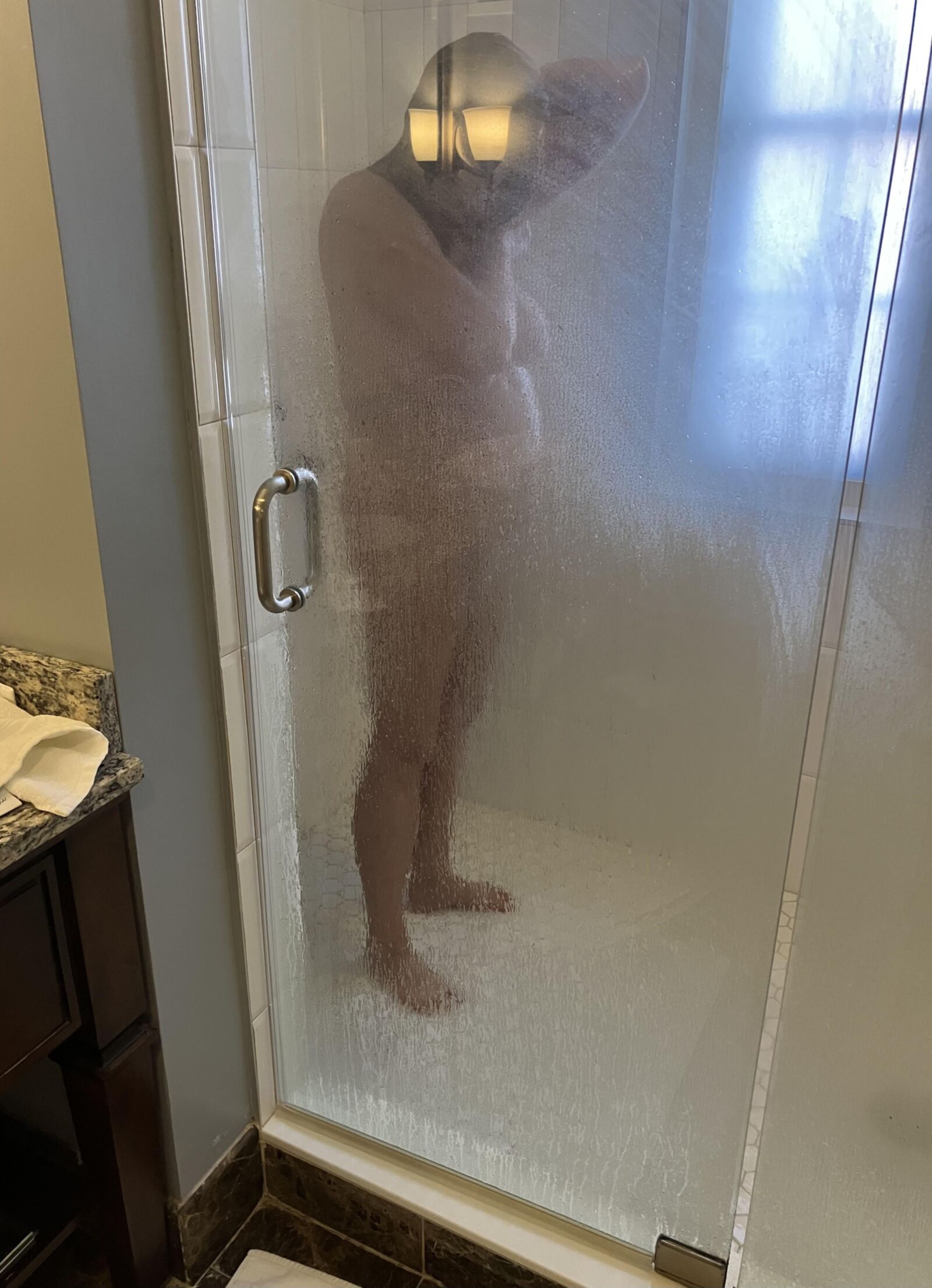 GF tomando banho e vestindo -se no nosso quarto